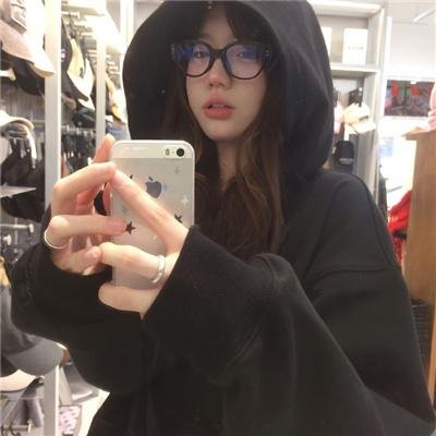 照片里的伴娘